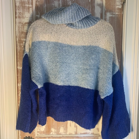 Blue and white chunky cowl knit neck sweater - Picture 2 of 4
